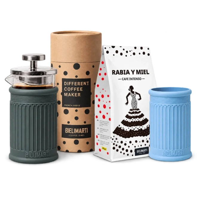 Kit Bielimarti: cafetera de prensa francesa con funda verde oscuro, funda extra azul y bolsa de café Rabia y Miel